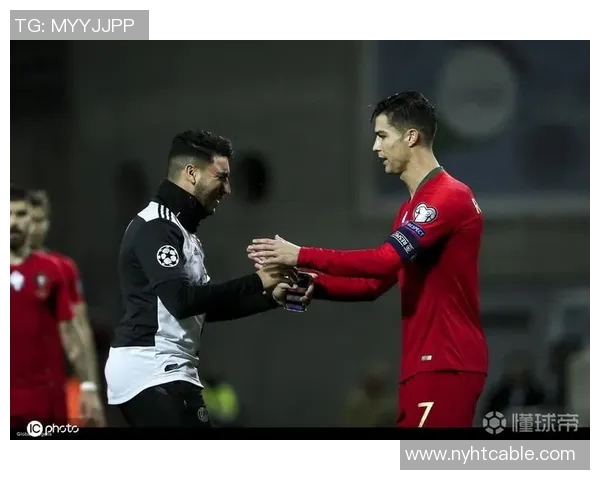 C罗与球迷亲密互动暖心时刻展现无私关怀与真挚情感